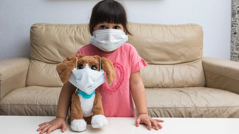 Một bé gái tại Tây Ban Nha ở nhà khi dịch COVID-19 bùng phát. (Nguồn: Getty Images)