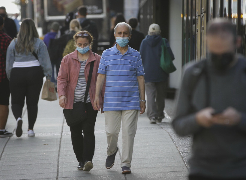 Người dân Canada đeo khẩu trang phòng lây nhiễm COVID-19. (Ảnh: THX/TTXVN)