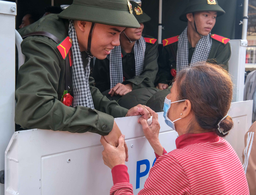 Tân binh chia tay người thân trước giờ lên xe về doanh trại. (Ảnh: Thanh Liêm/TTXVN)