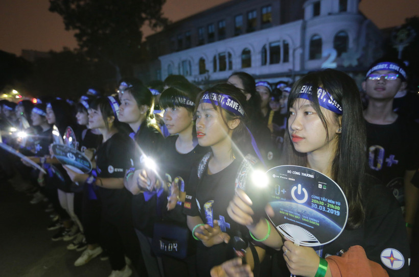 Sinh viên các trường đại học trên địa bàn Hà Nội tham gia chiến dịch Giờ Trái Đất 2019. (Ảnh: Trần Việt/TTXVN)