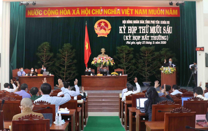 Các đại biểu Hội đồng nhân dân tỉnh Phú Yên biểu quyết thông qua 20 Nghị quyết tại kỳ họp. (Ảnh: Phạm Cường/TTXVN)