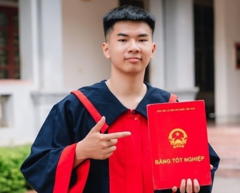 Em Lê Viết Khang, lớp 12A0, trường THPT Thái Hòa, Thị xã Thái Hòa, tỉnh Nghệ An đạt danh hiệu Thủ khoa Kỳ thi Đánh giá tư duy lần thứ 4 năm 2024 của Đại học Bách khoa Hà Nội. (Ảnh: TTXVN phát)