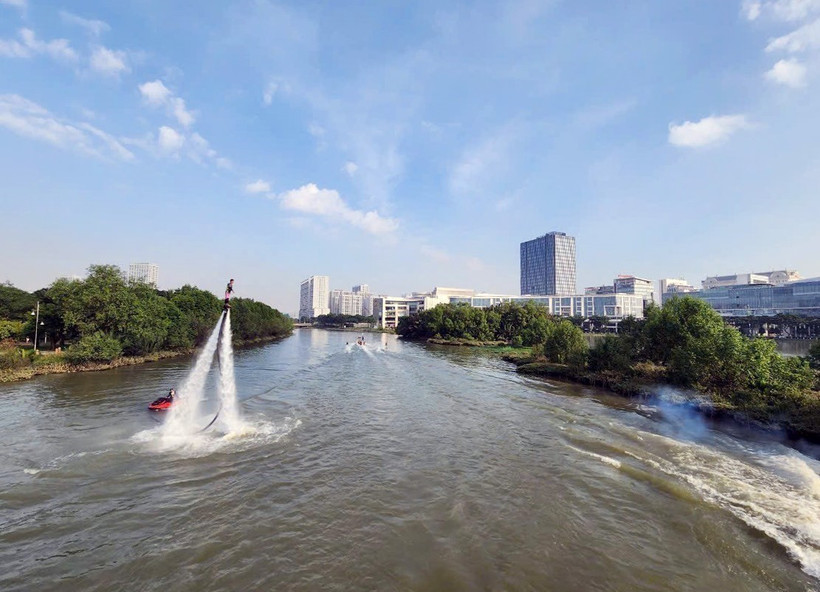 Trò chơi ván bay nước Flyboard trong tour du lịch đường thủy Thành phố Hồ Chí Minh. (Ảnh: Mỹ Phương/ TTXVN)