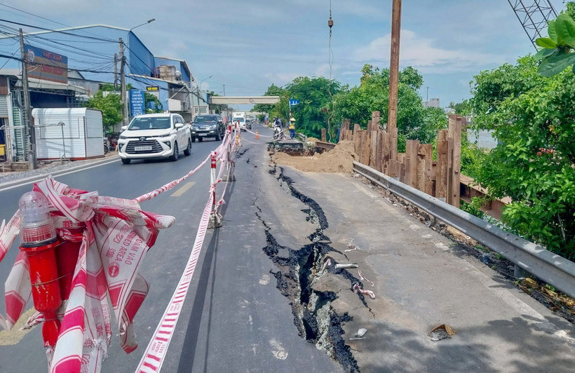 Hiện trường vụ sạt lở trên Quốc lộ 80, đoạn qua phường Thới Thuận, quận Thốt Nốt, thành phố Cần Thơ. (Ảnh: TTXVN phát)