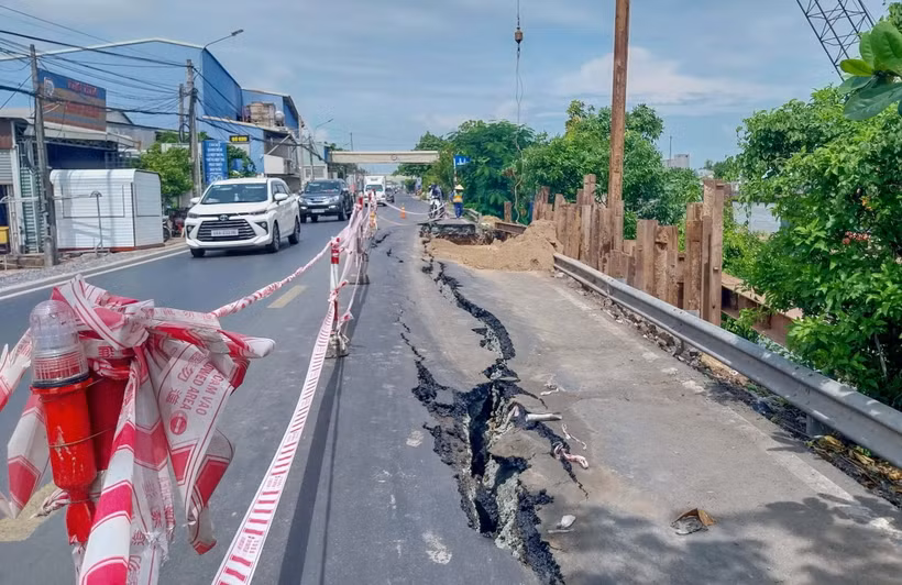 Hiện trường vụ sạt lở trên Quốc lộ 80, đoạn qua phường Thới Thuận, quận Thốt Nốt, thành phố Cần Thơ. (Ảnh: TTXVN phát)