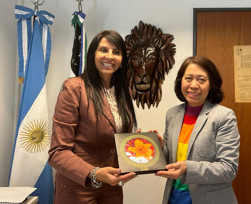 Đại sứ Việt Nam tại Argentina Ngô Minh Nguyệt tiếp Hạ nghị sỹ Lorena Villaverde (Ảnh: Diệu Hương/TTXVN)