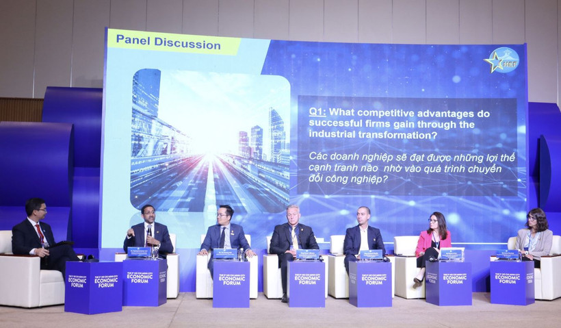 Các chuyên gia chia sẻ kinh nghiệm chuyển đổi công nghiệp tại phiên thảo luận. (Ảnh: Xuân Anh/TTXVN)