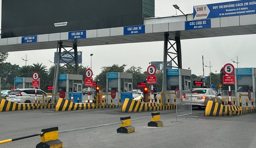Hai Cảng Hàng không Quốc tế Nội Bài và Tân Sơn Nhất sẽ triển khai thử nghiệm thu phí không dừng với ôtô ra, vào sân bay. (Ảnh: Việt Hùng/Vietnam+)