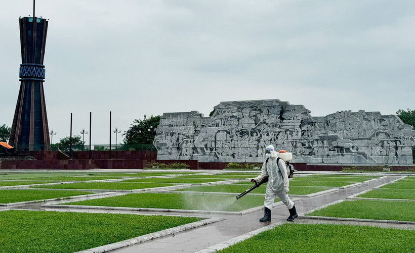 Nhân viên y tế của CDC Thái Nguyên phun khử khuẩn khu vực Quảng trường Võ Nguyên Giáp, trung tâm thành phố Thái Nguyên. (Ảnh: Hoàng Nguyên/TTXVN)