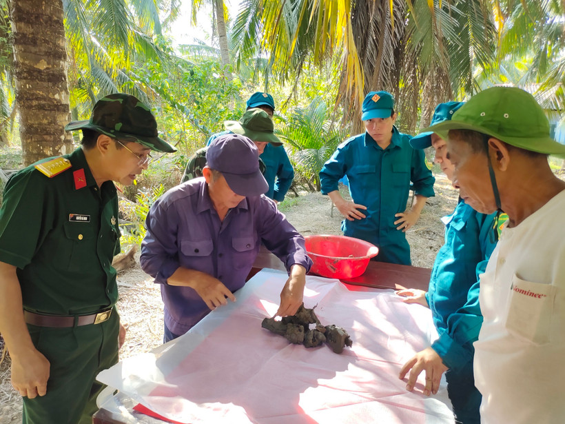 Tìm kiếm, quy tập hài cốt liệt sĩ tại nghĩa trang Hàng Me. (Ảnh TTXVN phát)