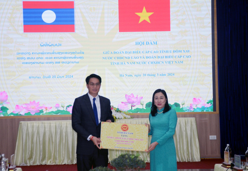 Tỉnh Hà Nam hỗ trợ tỉnh Oudomxay 2 tỷ đồng. (Ảnh: Thanh Tuấn/TTXVN)