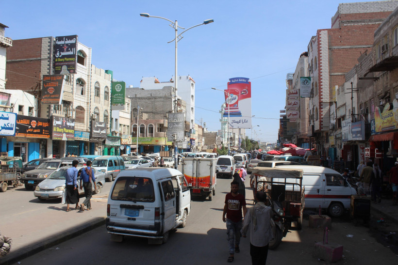 Người dân trên đường phố tại Aden, Yemen, ngày 6/11/2019. (Ảnh: AFP/TTXVN)