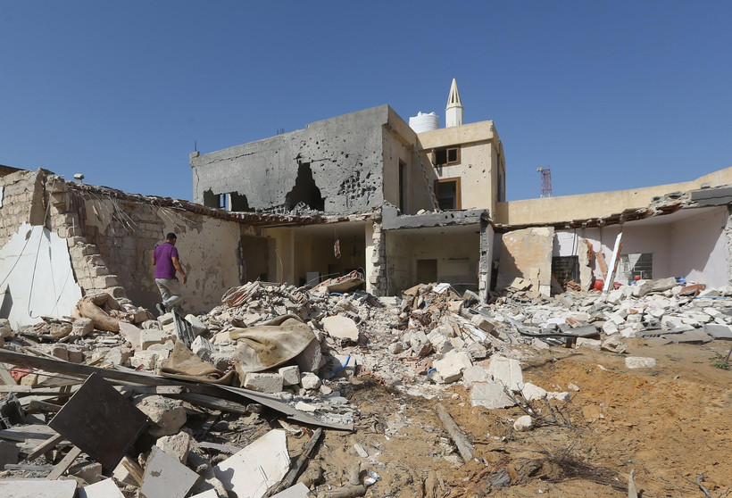 Hiện trường một vụ không kích tại khu vực ngoại ô Tripoli, Libya, ngày 14/10/2019. (Ảnh: AFP/TTXVN)