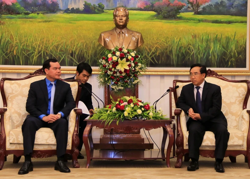 Phó Chủ tịch nước CHDCND Lào Phankham Viphavanh tiếp thân mật Chủ tịch Tổng Liên đoàn Lao động Việt Nam Nguyễn Đình Khang. (Ảnh: Phạm Kiên/TTXVN)