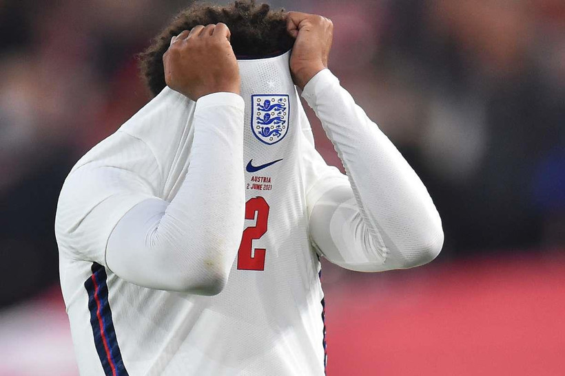 Alexander-Arnold buồn bã sau khi dính chấn thương. (Nguồn: Getty Images)