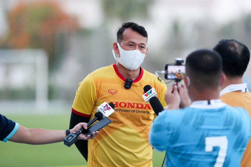 Thủ môn Tấn Trường trả lời phỏng vấn. (Ảnh: Hoàng Linh/TTXVN)