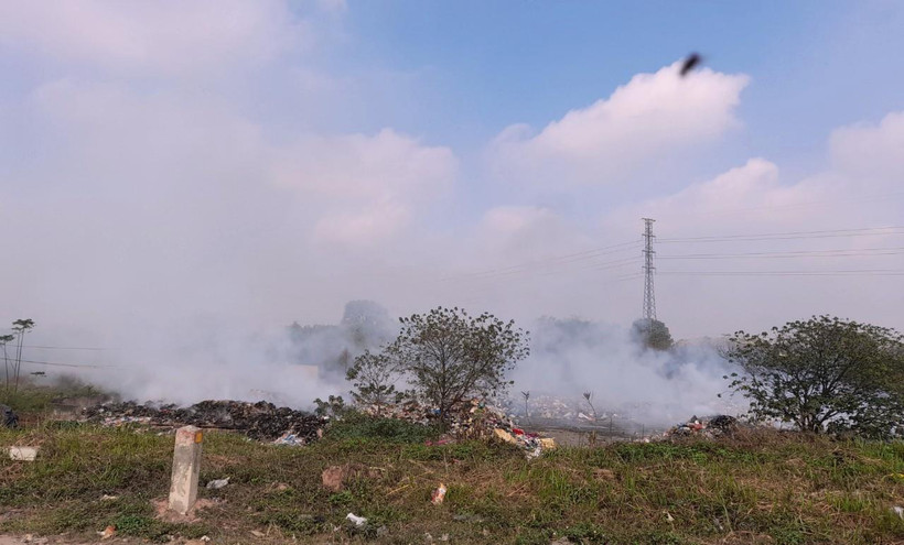 Hình ảnh bãi rác bị đốt cháy bốc khói mù mịt xảy ra trên địa bàn huyện Quốc Oai, Hà Nội. (Ảnh: HV/Vietnam+)