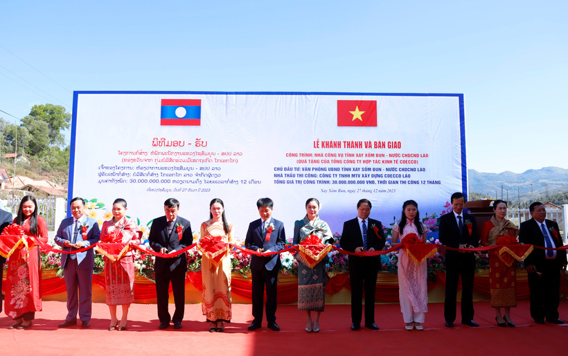 Các đại biểu đang cắt băng khánh thành và bàn giao công trình Nhà ở công vụ cho cán bộ, nhân viên tỉnh Xaysomboun. )Ảnh: Phạm Kiên/Vietnam+)