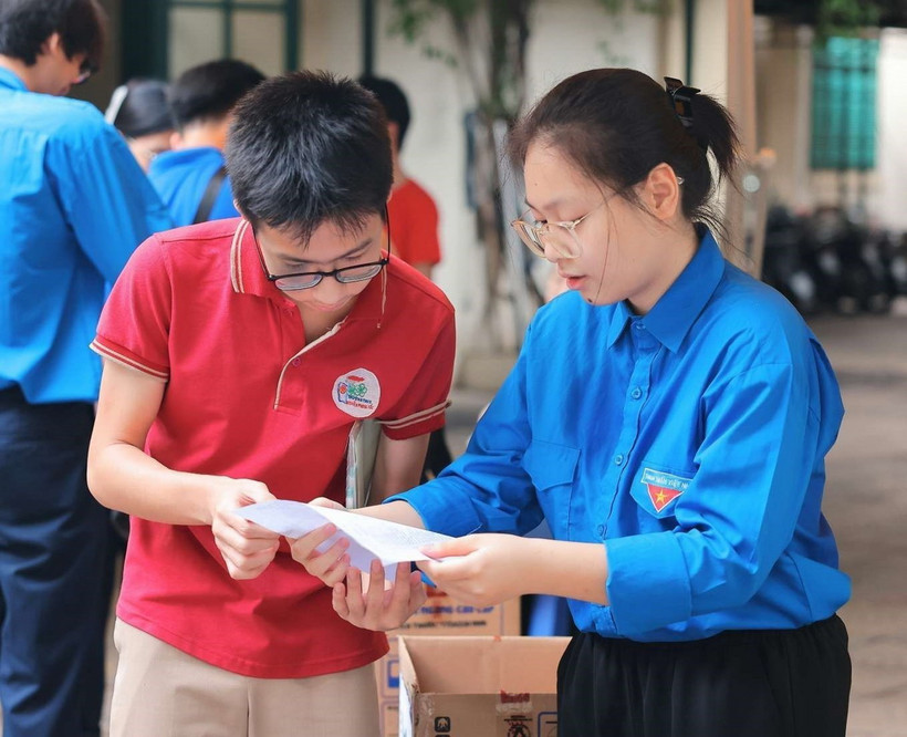 Lực lượng thanh niên tình nguyện hỗ trợ thí sinh tại điểm thi Trường Trung học Phổ thông Thăng Long (quận Hai Bà Trưng). (Ảnh: Hoàng Hiếu/TTXVN)