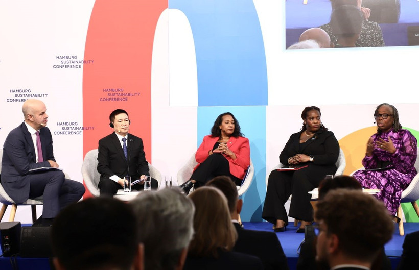 Phó Thủ tướng Chính phủ Hồ Đức Phớc tham dự và làm diễn giả chính tại Phiên thảo luận về “Tái cơ cấu hệ thống kinh tế vì tương lai bền vững.” (Ảnh: Phương Hoa/TTXVN)