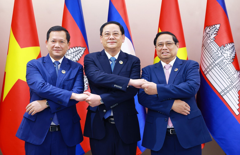 Thủ tướng Phạm Minh Chính cùng Thủ tướng Lào Sonexay Siphandone và Thủ tướng Campuchia Hun Manet. (Ảnh: Dương Giang/TTXVN)