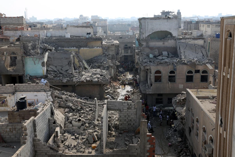 Cảnh đổ nát sau các cuộc giao tranh giữa lực lượng ủng hộ chính phủ Yemen và phiến quân Houthi tại Hodeidah. (Ảnh: AFP/TTXVN)