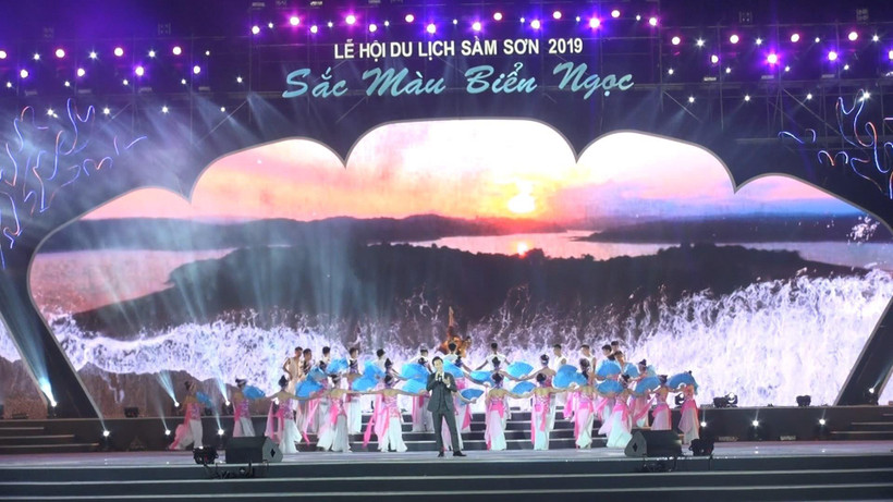 Màn biểu diễn khai mạc Lễ hội Du lịch biển Sầm Sơn 2019. (Ảnh: Khiếu Tư/TTXVN)