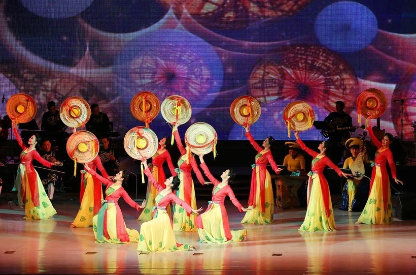 Biểu diễn tác phẩm "Những cô gái quan họ" tại chương trình. (Ảnh: Phương Hoa/TTXVN) 