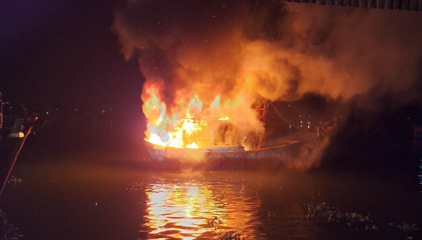 Hiện trường tàu cá bị cháy trong đêm. (Ảnh: TTXVN phát)