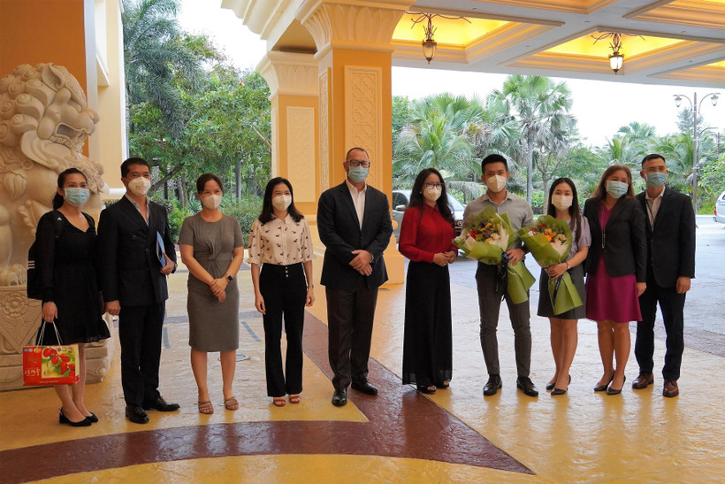 Đại diện lãnh đạo Sở Du lịch tỉnh Bà Rịa - Vũng Tàu, huyện Xuyên Mộc cùng tập thể lãnh đạo The Grand Hồ Tràm Resort & Casino chào đón những vị khách đầu tiên đến nghỉ dưỡng tại The Grand Hồ Tràm Resort & Casino. (Ảnh: Huỳnh Ngọc Sơn/TTXVN)