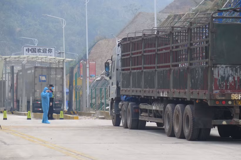 Xe hàng tại cửa khẩu Tân Thanh chuẩn bị xuất hàng sang Trung Quốc. (Ảnh: Quang Duy/TTXVN)