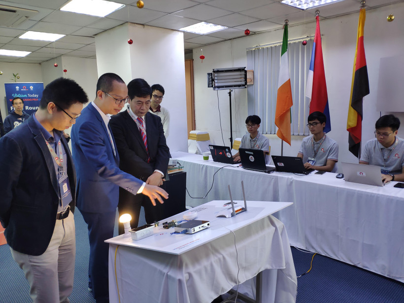 Ông Ngô Tuấn Anh giới thiệu về thiết bị phục vụ cuộc thi. (Ảnh: T.H/Vietnam+)