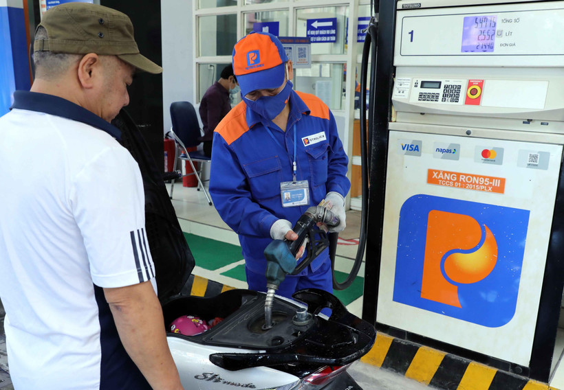 Mua bán xăng, dầu tại một cửa hàng của Petrolimex. (Ảnh: Trần Việt/TTXVN)