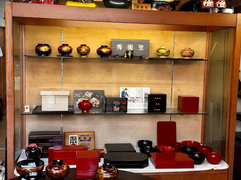 Đồ sơn mài Hidehira với họa tiết hình kim cương. (Ảnh: Nguyễn Tuyến/Vietnam+)