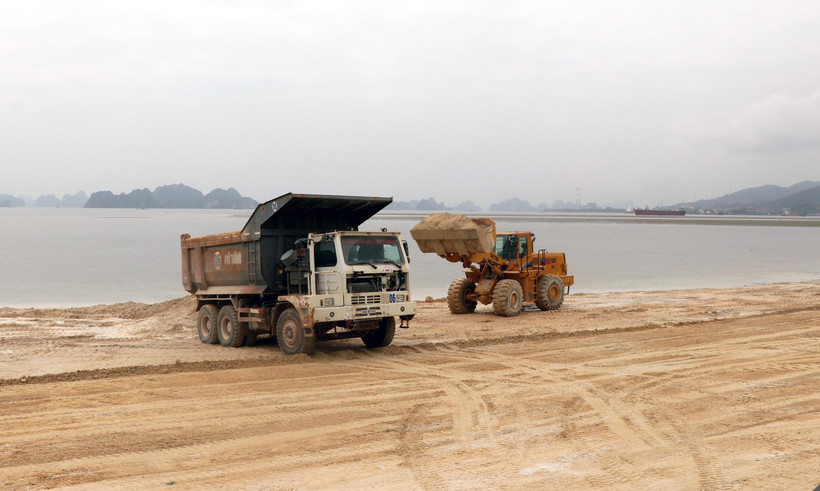 Công ty Phương Đông huy động phương tiện khắc phục hậu quả sai phạm, hoàn nguyên hiện trạng ban đầu. (Ảnh: Văn Đức/TTXVN)