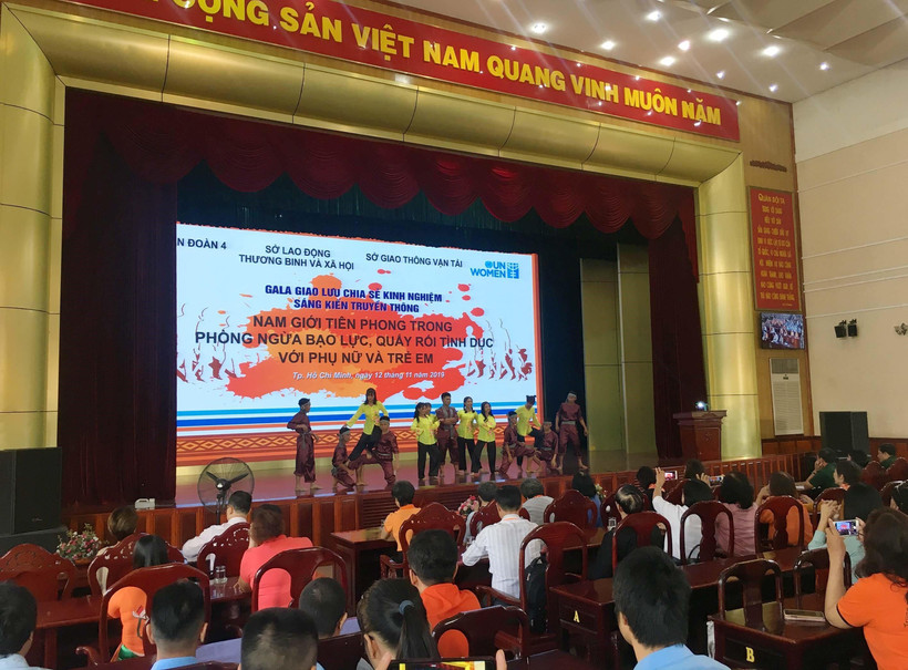 Chương trình "Tháng hành động vì bình đẳng giới và phòng ngừa ứng phó với bạo lực trên cơ sở giới" được tổ chức tại Quân Đoàn 4, Thành phố Hồ Chí Minh. (Ảnh: Thanh Vũ/TTXVN)