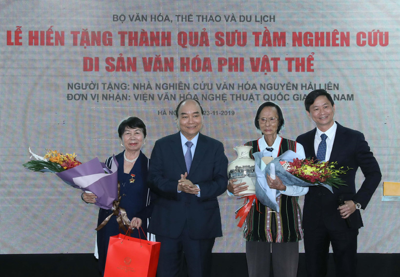 Thủ tướng Nguyễn Xuân Phúc tặng hoa Nhà nghiên cứu văn hoá Nguyễn Hải Liên. (Ảnh: Thống Nhất /TTXVN)