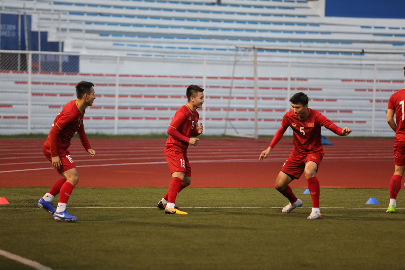 Quang Hải, Hùng Dũng và Văn Hậu trên sân tập. (Ảnh: Hoàng Linh/Vietnam+)