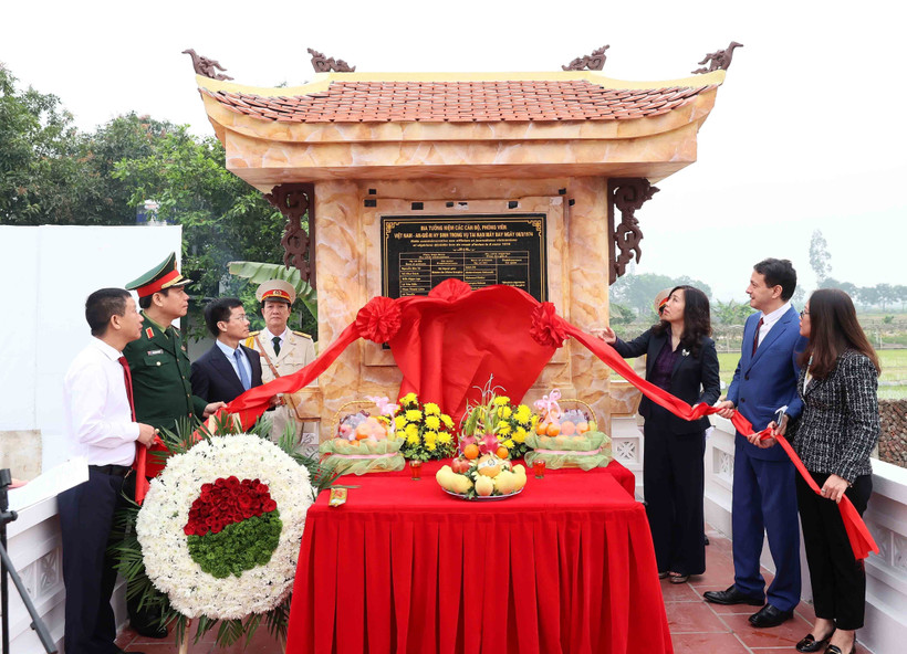 Các đại biểu thực hiện nghi thức khánh thành bia tưởng niệm. (Ảnh: An Đăng/TTXVN)