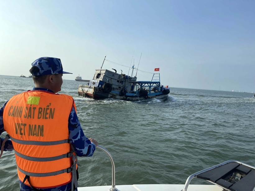 Lực lượng Cảnh sát biển phát hiện tàu TG - 91387TS chở dầu trái phép trên vùng biển Tây Nam. (Ảnh: TTXVN phát)