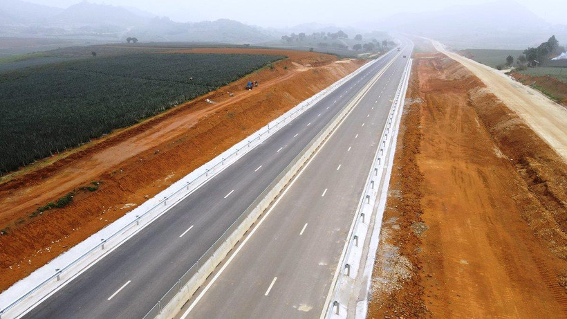 Một đoạn tuyến cao tốc Bắc-Nam đang được hoàn thiện các hạng mục cuối để khánh thành. (Ảnh: CTV/Vietnam+)