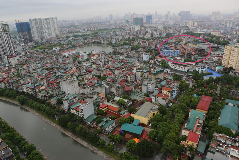 Khu nhà xưởng bị cháy của Công ty CP Bóng đèn Phích nước Rạng Đông (vòng tròn đỏ). (Ảnh: Thành Đạt - TTXVN)