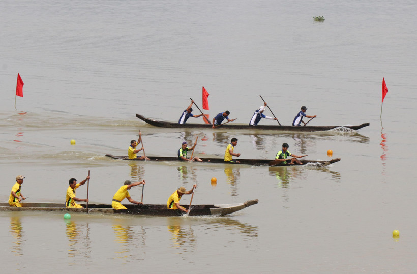Đua thuyền nội dung 4 vận động viên. (Ảnh: Tuấn Anh/TTXVN)