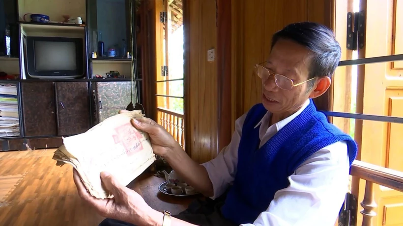 Thầy Hà Nam Ninh đã sưu tầm được nhiều sách, tư liệu liên quan đến chữ viết của người Thái. (Ảnh: Hoa Mai/TTXVN)