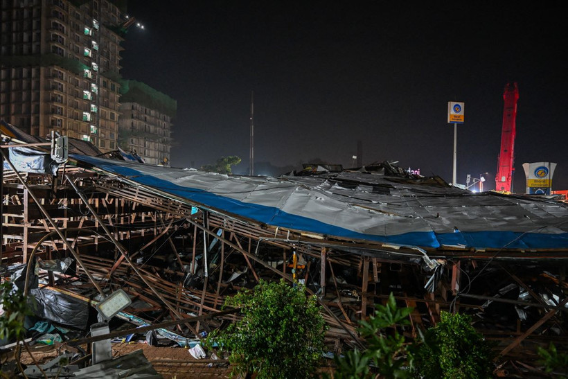 Hiện trường vụ đổ biển quảng cáo ở Mumbai, Ấn Độ, ngày 13/5. (Ảnh: AFP/TTXVN)