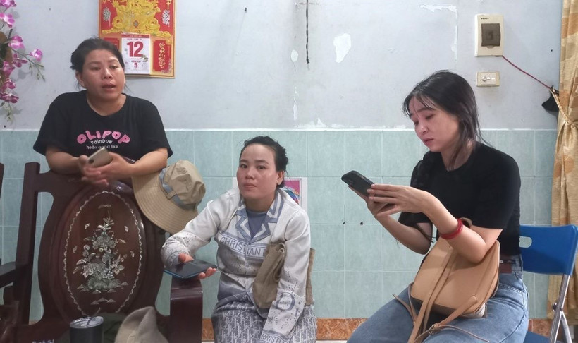 Người dân trao đổi với phóng viên về vụ việc. (Ảnh: TTXVN phát)