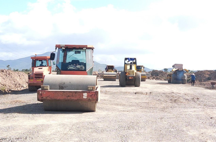 Nhà thầu huy động thêm máy móc, nhân sự để đẩy nhanh tiến độ thi công dự án cao tốc Vĩnh Hảo-Phan Thiết. (Ảnh: CTV/Vietnam+)