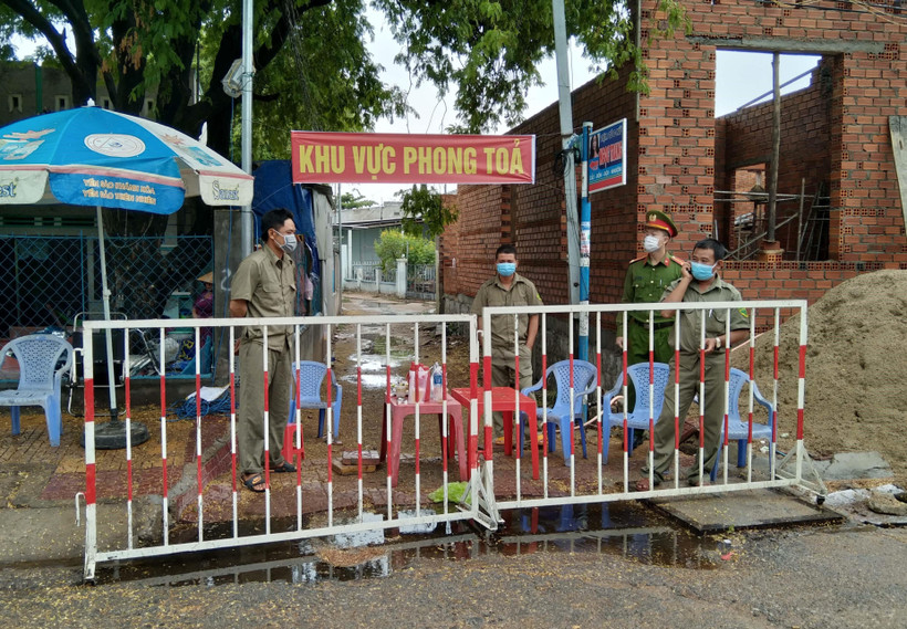 Một con hẻm trên đường Trần Phú, thị trấn Phước Dân, Ninh Thuận bị phong tỏa. (Ảnh: Công Thử/TTXVN)