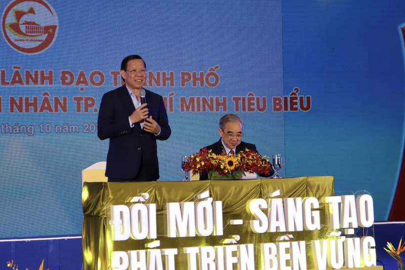 Ông Phan Văn Mãi, Chủ tịch Ủy ban Nhân dân Thành phố Hồ Chí Minh trao đổi với doanh nhân tại buổi lễ. (Ảnh: Xuân Anh/TTXVN)