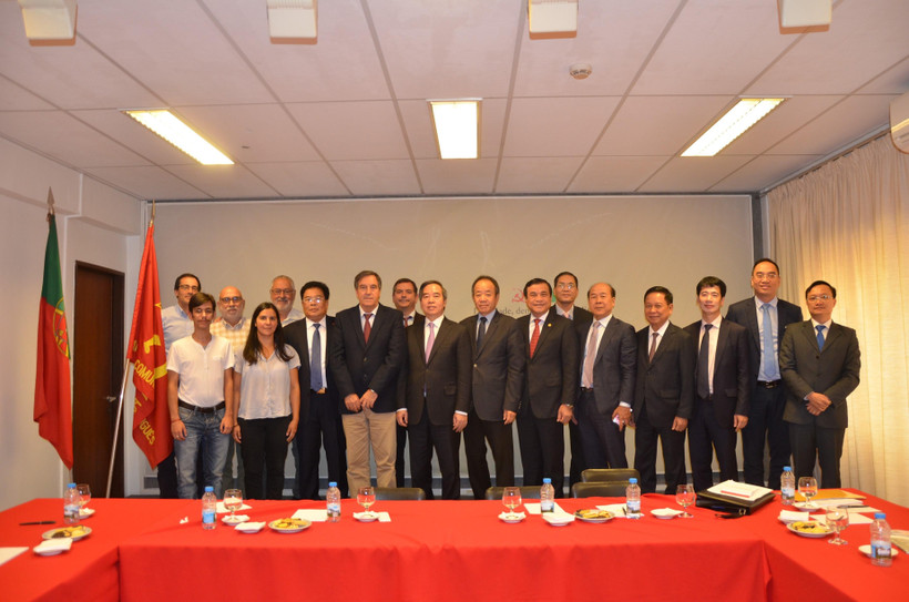 Đoàn đại biểu Đảng Cộng sản Việt Nam chụp ảnh lưu niệm cùng đại diện lãnh đạo Đảng cộng sản Bồ Đào Nha. (Ảnh: Toàn Trí/TTXVN)